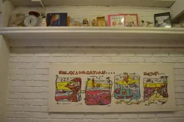 <p>ภาพการ์ตูนริมผนังยาวให้อ่านก่อนแพนเค้กจะมาเสิร์ฟ</p>