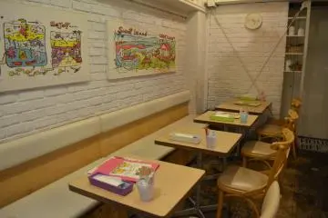 <p>บรรยากาศภายในร้านตกแต่งอย่างอบอุ่น</p>