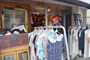 <p>บางร้านก็เอาเสื้อผ้ามาวางให้เห็นหน้าร้านกันชัดๆ</p>
