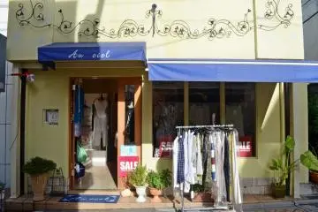 <p>ร้านนี้มีเสื้อผ้านำเข้าจากยุโรป</p>
