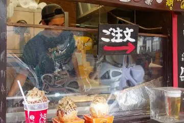 <p>ร้านนี้แถวยาวมาก ขนาดมีผล</p>