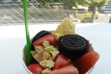 Yogurt beku yang tersembunyi di balik taburan 