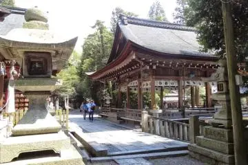 <p>อาคาร &lsquo;คะกุระเด็น&rsquo; (kagura-den) อาคารสำหรับพิธีฟ้อนรำหรือเล่นดนตรีของลัทธิชินโต</p>