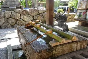 <p>เทะมิซุ (temizu) อ่างน้ำที่ใช้สำหรับชำระล้างก่อนเข้าวัดและศาลเจ้า</p>