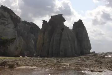 <p>Rock formations right up to the ocean's borders</p>