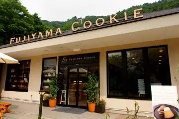 <p>Try the amazing cookies from Fujiyama Cookie</p>