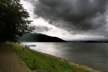 <p>Despite the dark skies, Lake Kawaguchi&nbsp;still glistens</p>