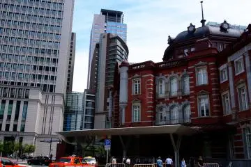 <p>The station entrance, with the usual crowds of people and lines of taxis</p>