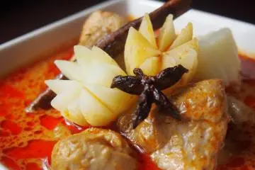 <p>GAENG MASSAMAN GAI (Chicken in massaman curry)</p>