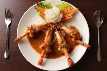 <p>CHOO CHEE GOONG (Fried tiger prawns topped with red curry)</p>