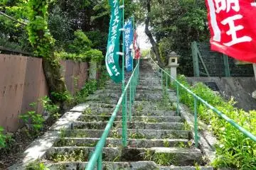 <p>บางแห่งมีบันไดหินขึ้นเนินไปสูงหลายขั้น ตกแต่งประดับประดาด้วยธงสีสันสดใส</p>