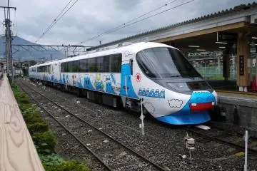 <p>This cute train belonging to Fujikyuko Railway will take you from Otsuki to Kawaguchiko - a lake with great views of Mount Fuji</p>