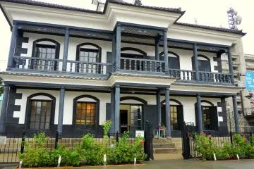 <p>The second floor features a colonial style balcony</p>