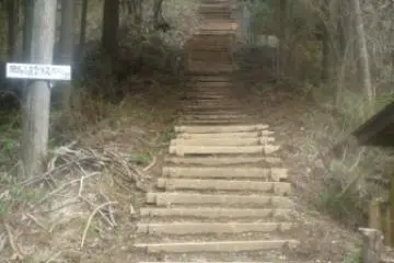 The steep descent to Waga-Toge