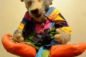 <p>'Fool riding on Earth' exhibited bear</p>