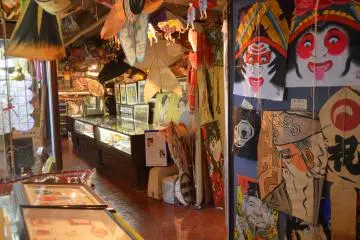 <p>Bagian dalam dari museum layang-layang</p>