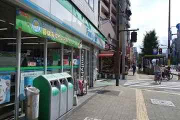 <p>ขึ้นรถไฟใต้ดินมาก็เจอ Family Mart เป็น Landmark ทางเข้าซอย</p>