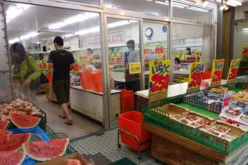 <p>มีร้านขายผักผลไม้คนท้องถิ่นด้วย</p>