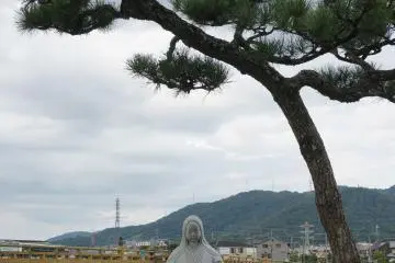 <p>มีรูปปั้นจาก The Tale of Genji&nbsp;กระจายอยู่ตามจุดต่างๆ</p>