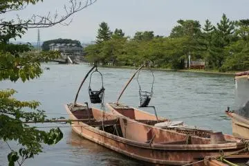 <p>เรือจอดแน่นิ่งเพราะน้ำเชี่ยวไป</p>