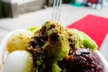 <p>ได้แต่ลองขนมชาเขียวถั่วแดง อร่อยโหก แบบฝรั่งที่สั่งก่อนเรากินไปได้ไม่ถึงครึ่งเราหมดถ้วยแล้ว</p>