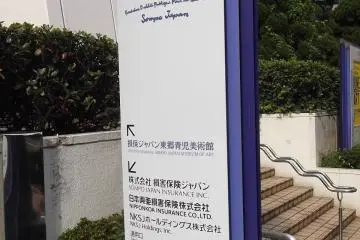<p>The entrance to the museum is tucked away at the side</p>