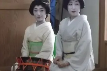 <p>Geisha attendant d'&ecirc;tre appel&eacute;es pour les jeux</p>