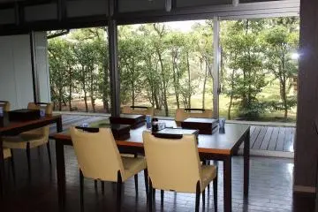 뷔페식당에서는 다른 손님과 차별화하여 프라이버시를 얻을 수 있다