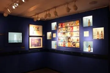 CF가 훌륭했던 산토리는 포스터도 예술적이다