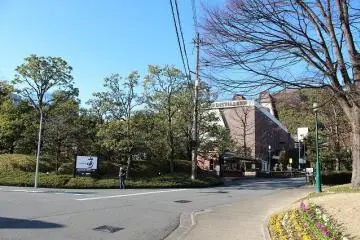 JR야마자키역으로부터 선로 길을 따라 오사카방면으로 도보 5분. 산토리 야마자키 증류소가 보인다