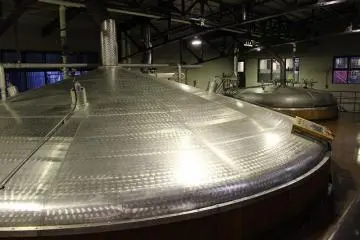 맥아에 효모와 물을 넣어 교반하다