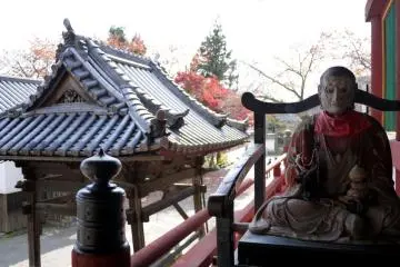 <p>Striking statue on the verandah</p>