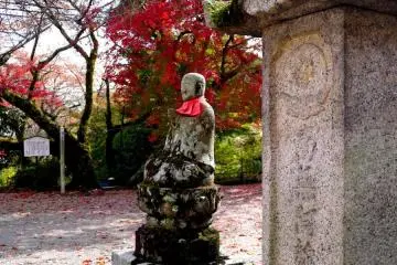 <p>The color of the maple echoes the statue's apron</p>