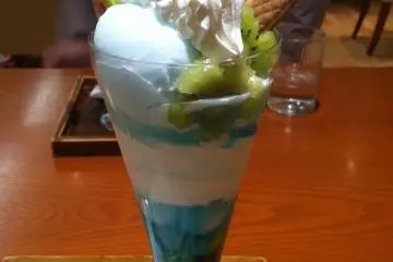 <p>The "Ningyo Hime," or mermaid princess parfait</p>
