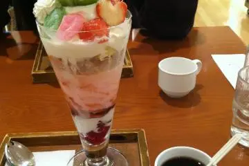 <p>Mochi and fruits top this parfait</p>