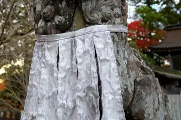 <p>รูปปั้นผู้พิทักษ์นี้มีกระดิ่งอยู่บนผ้ากันเปื้อน</p>