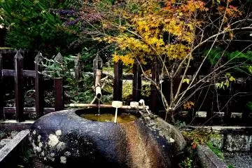 <p>อ่างน้ำขุดจากก้อนหินใหญ่</p>