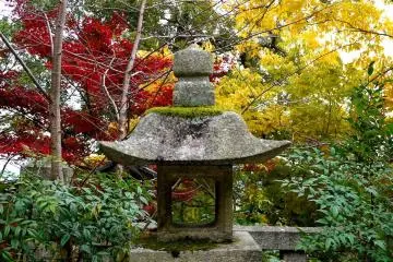 <p>Mossy stone lantern</p>