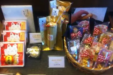 <p>An amazing variety of gifts made from gold leaf</p>