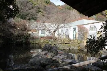 건물 내에서 북쪽 정원을 임하다