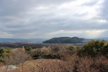 테라스에 나와 보면, 남쪽으로는 카츠라가와, 기즈가와가 아득히 멀리에서 흐르고 있다