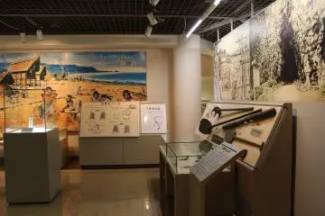 관내는 1, 2, 3층과 고대 미쿠니로부터 역사의 시간 축을 따라 전시되어 있다