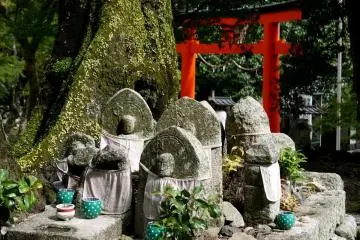 <p>These Ojizo statues have matching polka-dot cups</p>