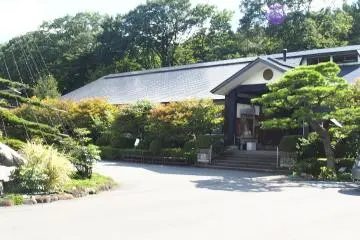 <p>The grounds of Satinoyu Onsen. At night time they are lit up with illuminations through the trees and garden</p>