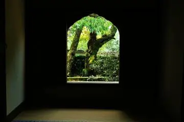A small room on the way to the reception hall from a reception area. I was drawn to the beautiful small window here (Photo: MASAYOSHI HIROSE)