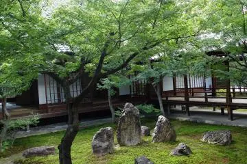 <p>สวนแห่งเสียงคลื่น หินทั้งสามสื่อถึงพระ</p>