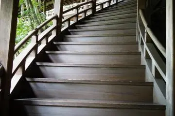 <p>บันไดไม้พาขึ้นลงวิหารที่อยู่บนเขา มันชวนเดินไปเรื่อยๆ</p>