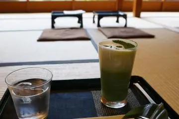 <p>ลงมาจิบชาเขียวชมสวนต่อที่ Yayoji Cafe</p>