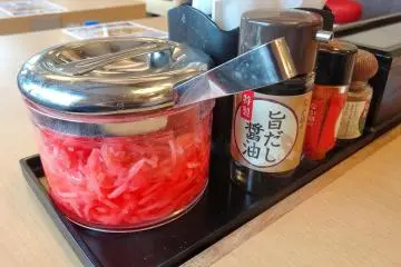 <p>ขิงดองที่ตั้งอยู่กับเครื่องปรุงรสอื่นๆ เป็นขิงดองที่รสชาติดีมากๆ</p>