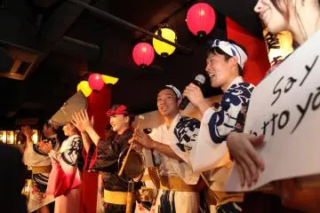 Performers introducing the Awaodori to the customers (Photo: Camille Db)